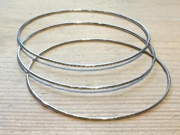 3 zilver kleurige rinkelende armbanden beschikbaar voor biedingen