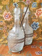 Twee oude karaffen uit Engeland in silverplate houder 32 cm., Antiek en Kunst, Ophalen of Verzenden