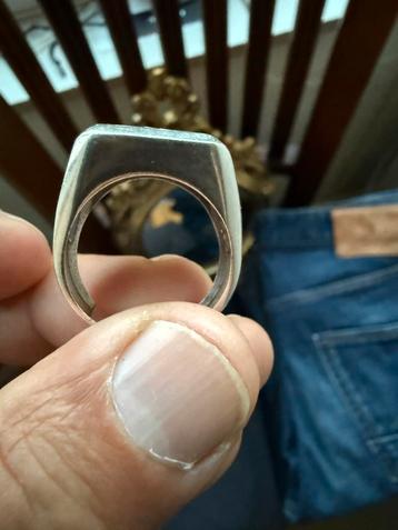 Zilveren ring met decoratief motief beschikbaar voor biedingen