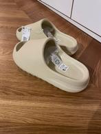Nieuwe Yeezy slides - Maat 41, Adidas, Beige, Nieuw, Ophalen of Verzenden