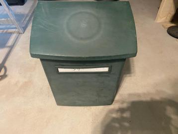 Stevige kunststof brievenbus groen  beschikbaar voor biedingen