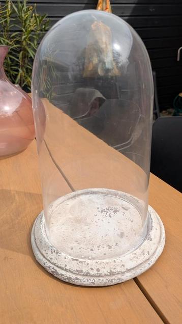 Stolp met betonnen schaal beschikbaar voor biedingen