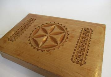Vintage houten opbergdoos met snijwerk. beschikbaar voor biedingen