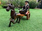Miniatuur paard en wagen met bestuurder in Fries kostuum, Ophalen of Verzenden, Zo goed als nieuw