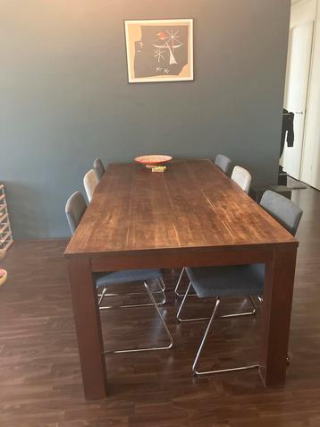 Houten Eettafel (met eventueel 6 Stoelen) beschikbaar voor biedingen