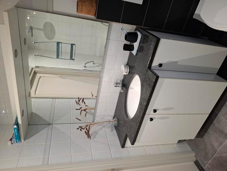 Badkamermeubel met granieten blad en porseleinen wasbak., Huis en Inrichting, Badkamer | Badkamermeubels, Gebruikt, Wasbak of Wastafel