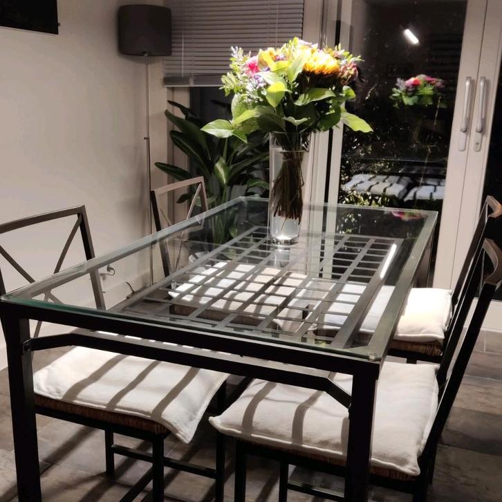 IKEA tafel staal met glas met 4 stoelen, Huis en Inrichting, Tafels | Eettafels, Gebruikt, 50 tot 100 cm, 150 tot 200 cm, Vier personen
