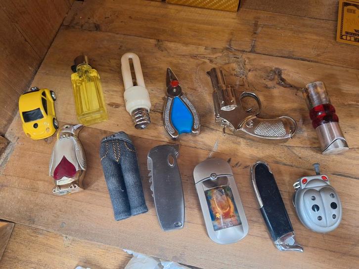 Verzameling aanstekers, Verzamelen, Rookartikelen, Aanstekers en Luciferdoosjes, Ophalen of Verzenden