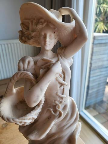 Beeld vrouw 45cm hoog beschikbaar voor biedingen