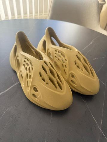 Yeezy Foam Runner Sulfur 43/9 nieuw beschikbaar voor biedingen