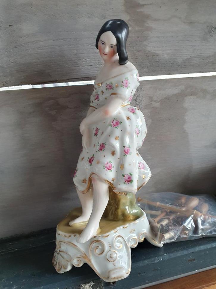 Antiek Porseleinen Beeldje Dame met Bloemenjurk, Antiek en Kunst, Antiek | Keramiek en Aardewerk, Ophalen of Verzenden