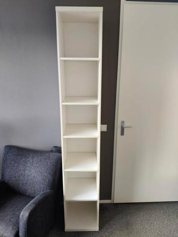 Boekenkast wit, met 6 planken beschikbaar voor biedingen