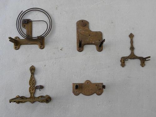 Diverse metalen ophangbeugels voor klokken, Antiek en Kunst, Antiek | Klokken, Ophalen of Verzenden
