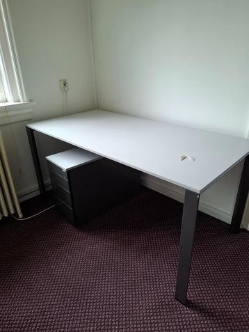 Bureau met ladenkastje Ahrend beschikbaar voor biedingen