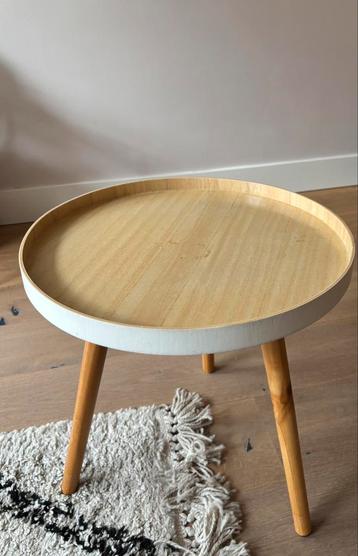 Rond bijzettafeltje (hout) beschikbaar voor biedingen