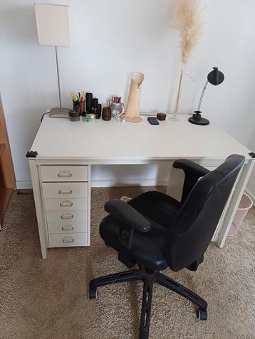 Bureau met leren stoel en 1 Ikea metalen ladekastje beschikbaar voor biedingen