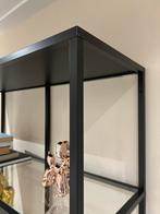 Stijlvolle metalen kast met glazen planken, Ophalen, Met plank(en), 50 tot 100 cm, Zo goed als nieuw