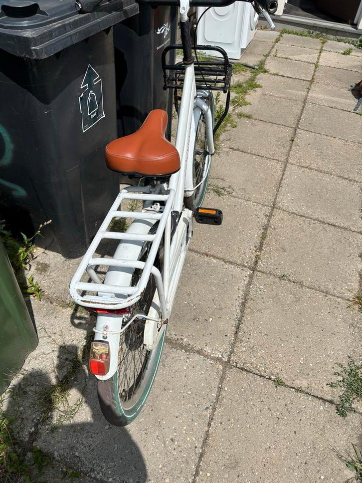 Twee fietsen - blauw en wit - opknapper, Fietsen en Brommers, Overige Fietsen en Brommers, Gebruikt, Ophalen