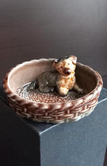 Wade puppy in mand, Wade England miniatuur figuur, beeldje   beschikbaar voor biedingen