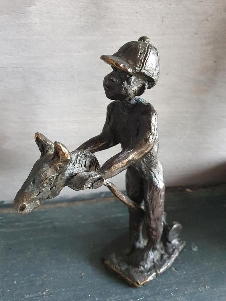 Bronzen beeldje van jongen met stokpaard, Antiek en Kunst, Kunst | Beelden en Houtsnijwerken, Ophalen of Verzenden
