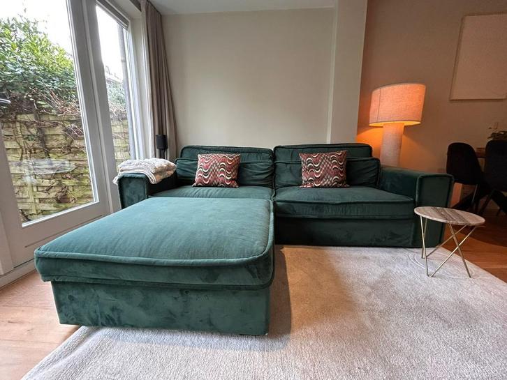 Melchior bank met hocker in velvet groen, Huis en Inrichting, Banken | Sofa's en Chaises Longues, Zo goed als nieuw, Tweepersoons