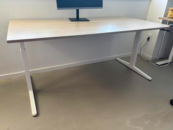 In hoogte verstelbaar bureau Ahrend eiken fineer (160x80cm)