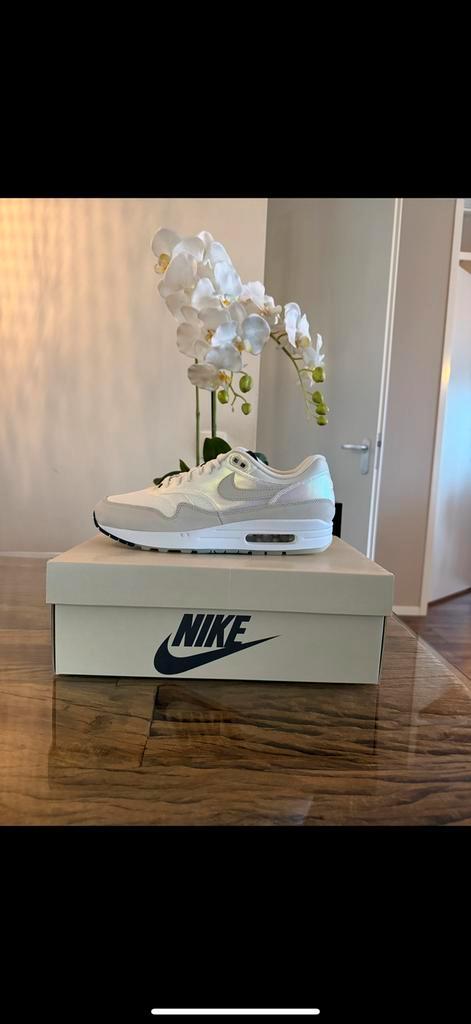 Nike Air Max 1 AMD La Ville Lumière (Women's) 44, Kleding | Heren, Schoenen, Nieuw, Overige kleuren, Ophalen of Verzenden