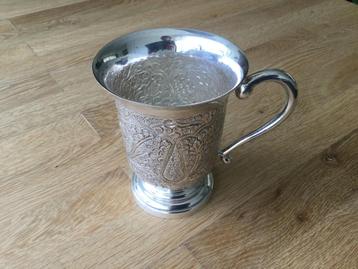 Zilveren beker met oor hoog 13 cm doorsnee 10,5 cm. beschikbaar voor biedingen