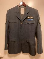 Royal Air Force jasje met Insignes, Verzamelen, Militaria | Algemeen, Ophalen of Verzenden, Luchtmacht, Engeland, Kleding of Schoenen