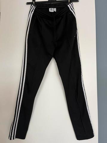 ADIDAS - zwarte traingsbroek met witte biezen - maat 36 / S beschikbaar voor biedingen