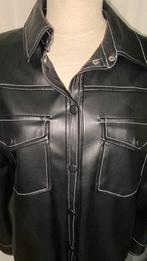 Pu leren zwarte blouse met wit stiksel. Na-kd, NA-KD, Zwart, Ophalen of Verzenden, Zo goed als nieuw