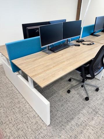 Ahrend duo-bureau met slinger en scheidingswand