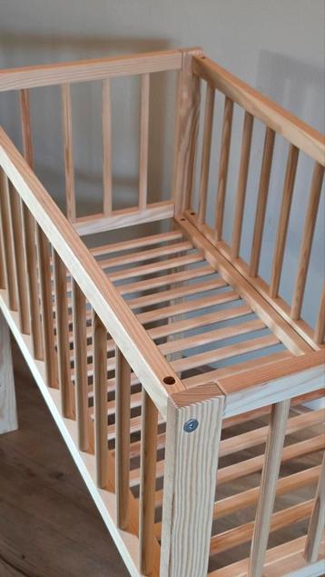 Mooie houten babywieg – stevig en in nieuwstaat beschikbaar voor biedingen