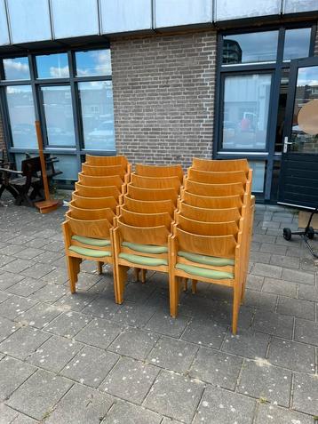 Partij van 20 vintage stapelbare stoelen ‘70 beschikbaar voor biedingen