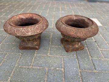 Antiek Franse Gietijzeren Tuinvazen beschikbaar voor biedingen