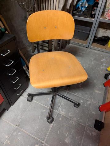 Bureaustoel beschikbaar voor biedingen