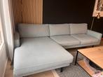 Lichtgrijze hoekbank met zwarte metalen poten, Huis en Inrichting, Banken | Bankstellen, Ophalen, 250 tot 300 cm, Hoekbank, 75 tot 100 cm