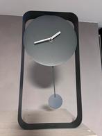 Moderne wandklok met slinger - Made dotcom, Wandklok, Ophalen of Verzenden, Zo goed als nieuw, Analoog