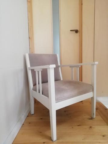 Vintage stoel, wit met grijze bekleding beschikbaar voor biedingen