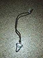 Zilverkleurige haaientand hanger aan bruin koord, Ophalen of Verzenden, Zo goed als nieuw, Zilver, Overige materialen