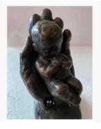 Geert Kunen beeld, kind baby in hand, steen, 11,5 cm, Verzamelen, Beelden en Beeldjes, Ophalen of Verzenden, Zo goed als nieuw