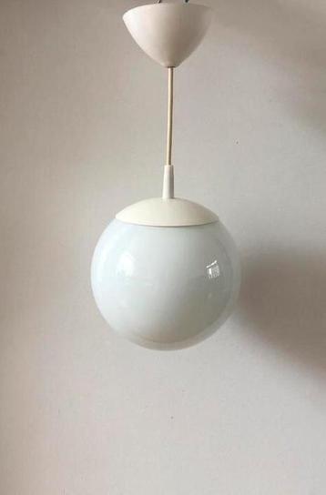 Space Age opaalglazen globe bollamp | Ø20 cm | jaren 70 beschikbaar voor biedingen