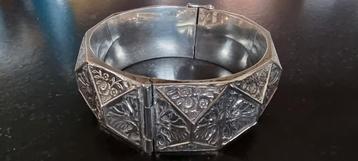 Zilveren vintage hoekig model armband met florale patroon. beschikbaar voor biedingen