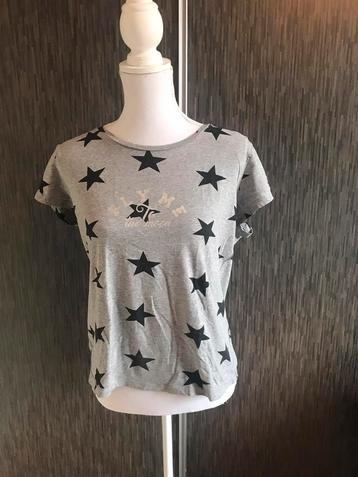 Shirt grijs met sterren maat L beschikbaar voor biedingen