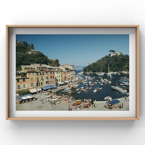 Te koop: "Portofino Harbour, 1977" van Slim Aarons, Huis en Inrichting, Woonaccessoires | Schilderijen, Tekeningen en Foto's, Minder dan 50 cm