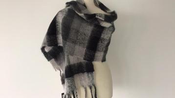 Grijs zwart witte winter sjaal van Claudia strater beschikbaar voor biedingen