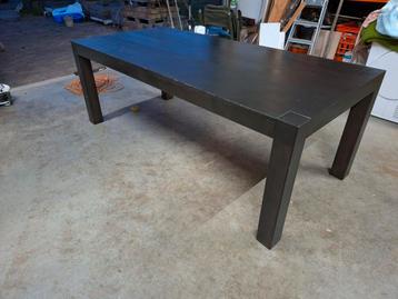 Donkere Houten Eettafel beschikbaar voor biedingen