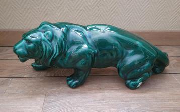 Faience art deco beeld van een leeuw beschikbaar voor biedingen