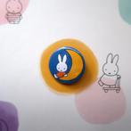 Nijntje Miffy 25MM Konijntje Pin Button Badge Broche, Verzamelen, Speldjes, Pins en Buttons, Verzenden, Nieuw, Figuurtje, Button