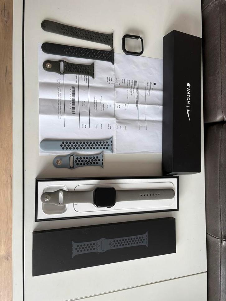 Apple Watch SE 2020 44mm NIKE (Defect), Sieraden, Tassen en Uiterlijk, Smartwatches, Gebruikt, iOS, Grijs, Hartslag, Waterdicht